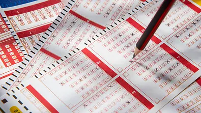 Gefüllte Lottoscheine und Bleistift, Nahaufnahme - Foto: Alexander Kuzmin/iStock Gefüllte Lottoscheine und Bleistift, Nahaufnahme - Foto: Alexander Kuzmin/iStock