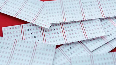 Lotto-Scheine vor einem roten Hintergrund - Foto: LIGHTFIELD STUDIOS / AdobeStock Lotto-Scheine vor einem roten Hintergrund - Foto: LIGHTFIELD STUDIOS / AdobeStock