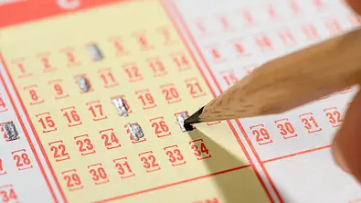Bleistift kreuzt Zahlen auf Lottoschein - Foto: LeventKonuk/iStock Bleistift kreuzt Zahlen auf Lottoschein - Foto: LeventKonuk/iStock