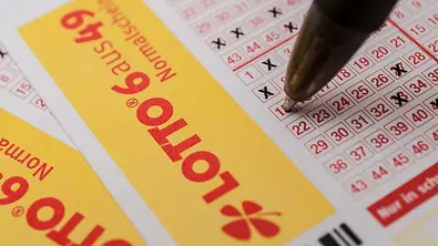 Lotto-Schein wird angekreuzt - Foto: Stockfotos-MG / AdobeStock