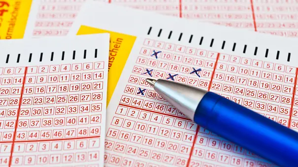 Lotto-Schein auf dem ein blauer Kugelschreiber liegt - Foto: Stockfotos-MG / AdobeStock Lotto-Schein auf dem ein blauer Kugelschreiber liegt - Foto: Stockfotos-MG / AdobeStock