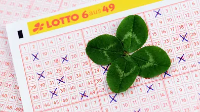Vierblättriges Kleeblatt liegt auf Lottoscheinen - Foto: iStock/hsvrs Vierblättriges Kleeblatt liegt auf Lottoscheinen - Foto: iStock/hsvrs