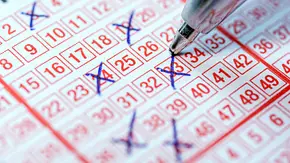 Ein Lotto-Schein wird mit einem Kugelschreiber angekreuzt - Foto: Ralf Geithe / AdobeStock Ein Lotto-Schein wird mit einem Kugelschreiber angekreuzt - Foto: Ralf Geithe / AdobeStock