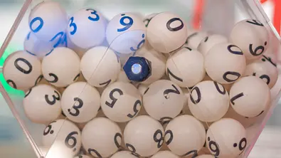 Lottokugeln in der Losbox - Foto: iStock/Lindrik