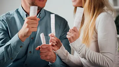 Ein Mann und eine Frau halten Lottoscheine in der Hand - Foto: LIGHTFIELD STUDIOS / AdobeStock Ein Mann und eine Frau halten Lottoscheine in der Hand - Foto: LIGHTFIELD STUDIOS / AdobeStock