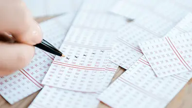Lotto-Scheine werden angekreuzt - Foto: LIGHTFIELD STUDIOS / AdobeStock
