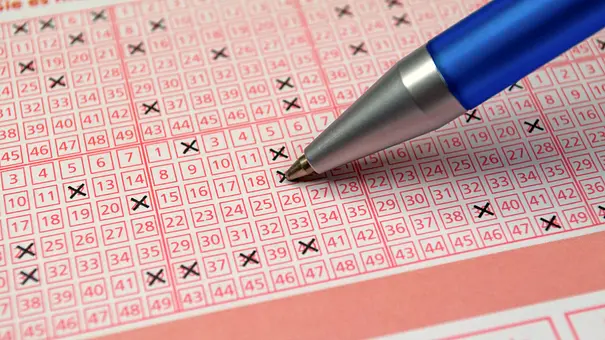 Ein Lotto-Schein wird mit einem Kugelschreiber angekreuzt - Foto: M. Schuppich/AdobeStock Ein Lotto-Schein wird mit einem Kugelschreiber angekreuzt - Foto: M. Schuppich/AdobeStock