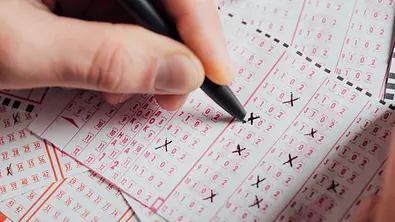Kreuze auf einem Lotto-Schein - Foto: LIGHTFIELD STUDIOS / AdobeStock