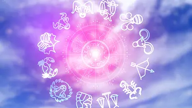 Horoskopkreis mit den 12 Sternzeichen und ihren Sternenbildern vor einem lilafarbenen Himmel - Foto: Surasak Suwanmake/iStock