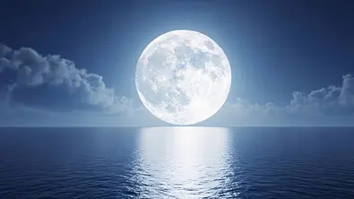 Ein leuchtender Vollmond über einer spiegelglatten Wasseroberfläche - Foto:  ikhwan/AdobeStock (KI generiert)