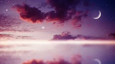 Lila Himmel mit roten Wolken und einer Mondsichel - Foto: Hanna Aibetova / AdobeStock