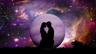 Die Silhouetten eines Paares berühren sich an der Stirn vor einer violetten Venus in einer farbenfrohen Sternenlandschaft. - Foto: Artikelbild und Social Media: Collage mit dottedhippo/iStock, darkfoxelixir/AdobeStock, Alek/AdobeStock, KI generiert und Astrowoche.de Die Silhouetten eines Paares berühren sich an der Stirn vor einer violetten Venus in einer farbenfrohen Sternenlandschaft. - Foto: Artikelbild und Social Media: Collage mit dottedhippo/iStock, darkfoxelixir/AdobeStock, Alek/AdobeStock, KI generiert und Astrowoche.de