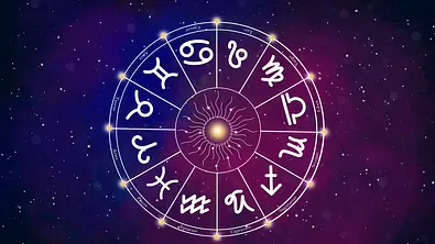 Westlicher Astrologiekreis mit 12 Sternzeichensymbolen auf einem wunderschönen bunten Sternenhimmel-Hintergrund - Foto: iStock/sudarat bunloet