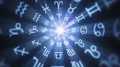 Das Bild zeigt eine leuchtende, blau schimmernde Darstellung der Tierkreiszeichen, die kreisförmig um einen hellen Lichtstrahl in der Mitte angeordnet sind. - Foto: vchal/iStock Das Bild zeigt eine leuchtende, blau schimmernde Darstellung der Tierkreiszeichen, die kreisförmig um einen hellen Lichtstrahl in der Mitte angeordnet sind. - Foto: vchal/iStock