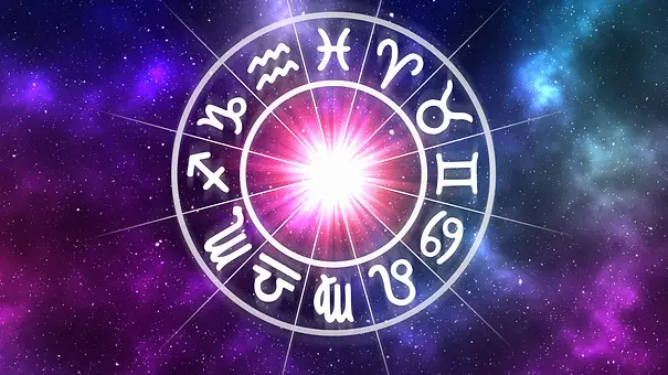 Das Bild zeigt eine Grafik des astrologischen Tierkreises vor einem kosmischen lila-blau farbenen Hintergrund. - Foto: andriano_cz/iStock Das Bild zeigt eine Grafik des astrologischen Tierkreises vor einem kosmischen lila-blau farbenen Hintergrund. - Foto: andriano_cz/iStock