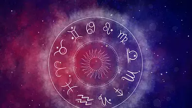 Westlicher Astrologiekreis mit 12 Sternzeichensymbolen auf einem wunderschönen bunten Sternenhimmel-Hintergrund - Foto: sudarat bunloet/iStock