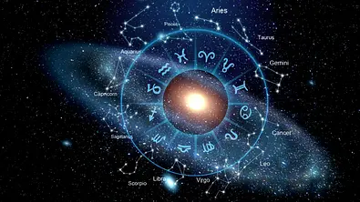 Sternzeichen innerhalb eines Horoskop-Kreises, innerhalb einer blauen Galaxie. - Foto: BillionPhotos.com/AdobeStock Sternzeichen innerhalb eines Horoskop-Kreises, innerhalb einer blauen Galaxie. - Foto: BillionPhotos.com/AdobeStock