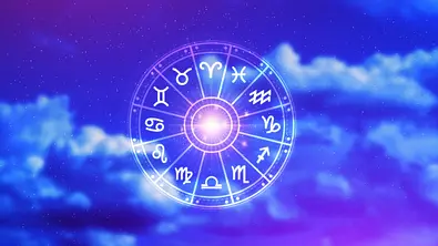 Vor einem blauen Wolen-Himmel ist der astrologische Tierkreis mit seinen zwölf Sternzeichen zu sehen. - Foto: rawintanpin/iStock