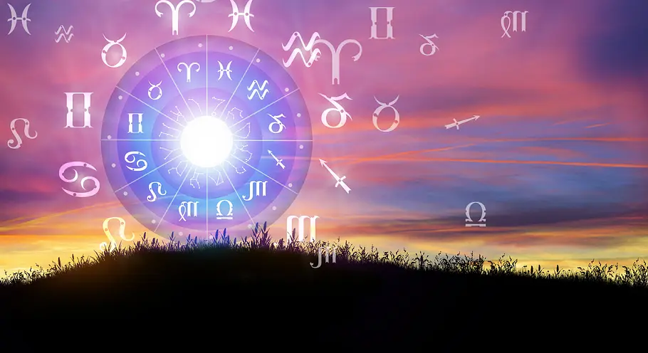 Astrologie-Kreis über einem Hügel im Sonnenaufgang