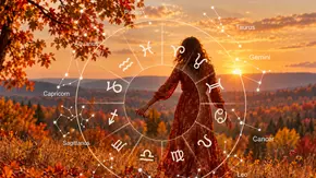 Eine Frau im langen Kleid steht vor einem Herbstwald im Sonnenuntergang, überlagert von Tierkreiszeichen und Sternbildern. - Foto: BillionPhotos.com/AdobeStock und Astrowoche.de, KI generiert