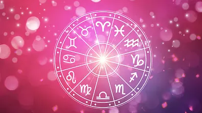 Vor einem rosafarbenen, funkelenden Hintergrund ist der astrologische Tierkreis mit seinen zwölf Sternzeichen zu sehen.  - Foto: sarayut/iStock
