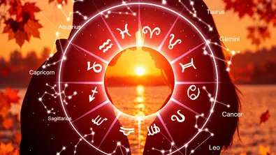 Ein Tierkreis mit Sternbildern überlagert die Silhouetten eines Paares am Wasser bei Sonnenuntergang, umrahmt von rotem Herbstlaub. - Foto: BillionPhotos.com/AdobeStock und Astrowoche.de, KI generiert Ein Tierkreis mit Sternbildern überlagert die Silhouetten eines Paares am Wasser bei Sonnenuntergang, umrahmt von rotem Herbstlaub. - Foto: BillionPhotos.com/AdobeStock und Astrowoche.de, KI generiert