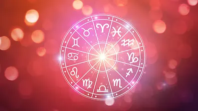 Leuchtender Horoskopkreis vor einem rot-pinken Hintergrund - Foto: sarayut_sy/AdobeStock