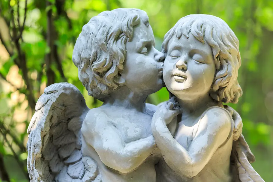 Das Engeltarot für alle 12 Sternzeichen für die Woche vom 27. Januar bis zum 2. Februar 2025 Eine Engelstatue gibt einer anderen Engelstatue einen Kuss auf die Wange