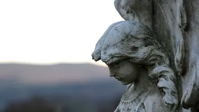 Engelstatue im Profil - Foto: pastie/iStock