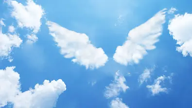 Wolken in der Form von Engelsflügeln am blauen Himmel - Foto: phloxii / iStock