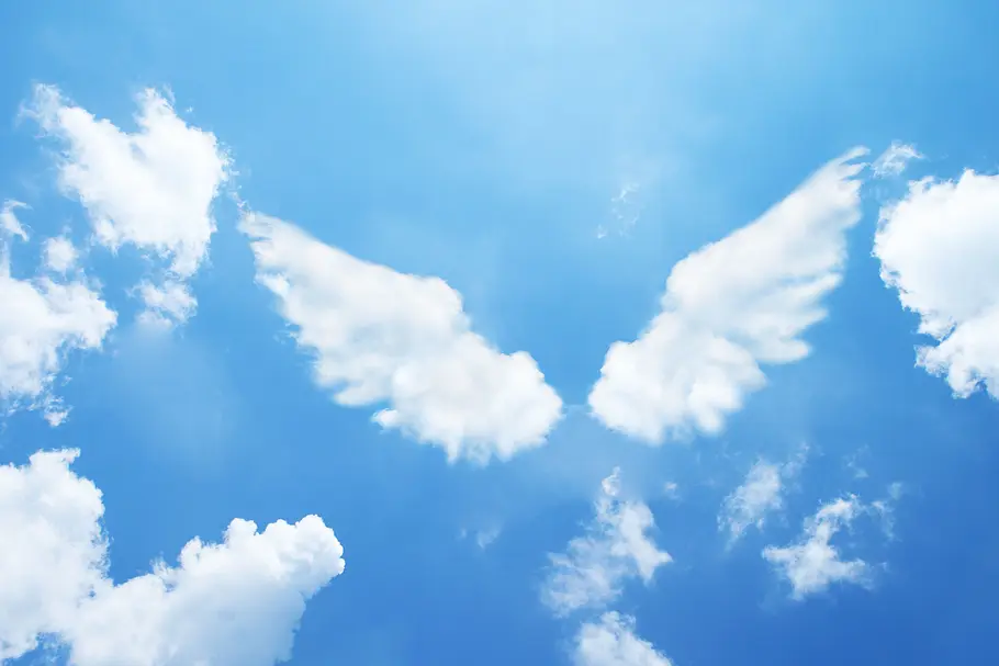 Wolken in der Form von Engelsflügeln am blauen Himmel