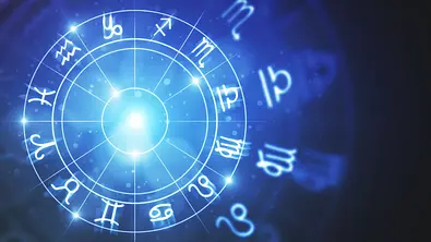 Sternzeichenkreis umgeben von blauem Licht - Foto: Who is Danny / AdobeStock