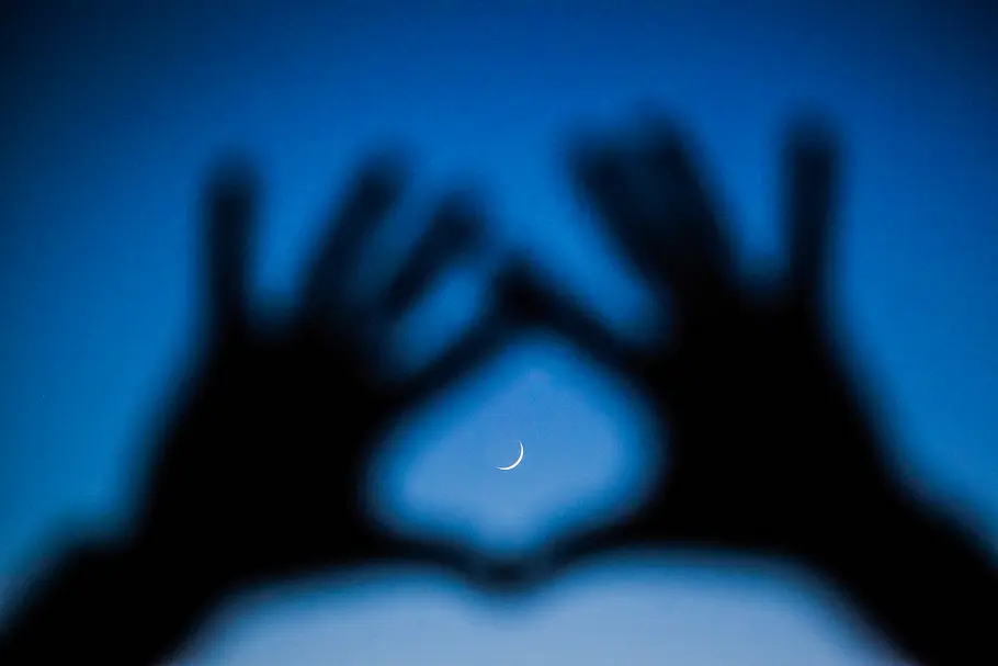 Das Gesundheitshoroskop vom 17. bis zum 23. Februar 2025 Hände formen einen Kreis um einen Mond am Himmel