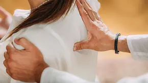 Frau bekommt eine Shiatsu Behandlung am Rücken - Foto: Microgen / AdobeStock Frau bekommt eine Shiatsu Behandlung am Rücken - Foto: Microgen / AdobeStock