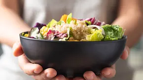 Eine Salatbowl in der Hand - Foto: nungning20 / AdobeStock Eine Salatbowl in der Hand - Foto: nungning20 / AdobeStock