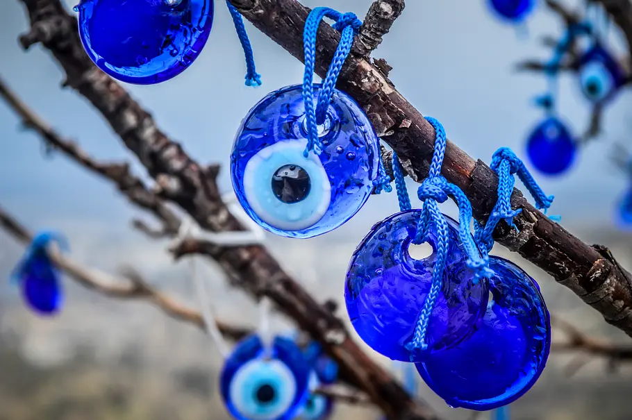 Blaue Glücks-Augen hängen an einem Ast