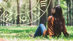 Frau mit Kopfhörern in einem sonnigen Wand neben einem Sternzeichenkreis - Foto: Collage mit AdobeStock (vectorfusionart / Farknot Architect) & Astrowoche.de Frau mit Kopfhörern in einem sonnigen Wand neben einem Sternzeichenkreis - Foto: Collage mit AdobeStock (vectorfusionart / Farknot Architect) & Astrowoche.de