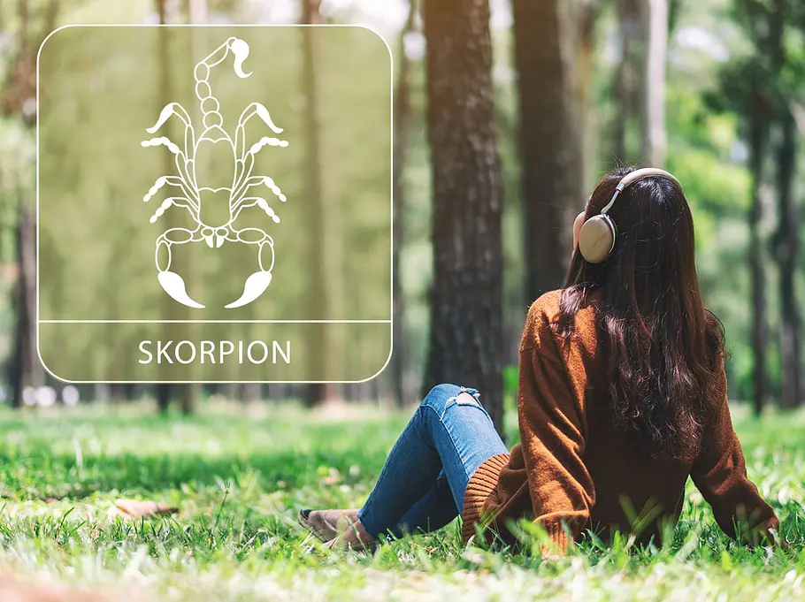 Frau mit Kopfhörern in einem sonnigen Wand neben dem Sternzeichen Skorpion