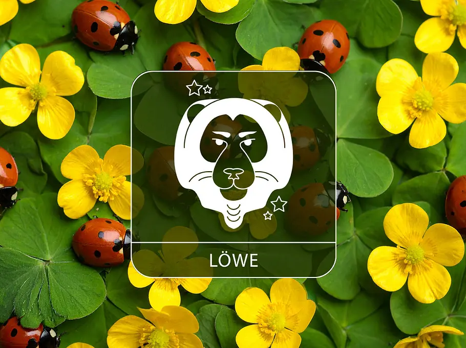 Sternzeichen Löwe vor gelben Blüten, Klee und Glückskäfern.