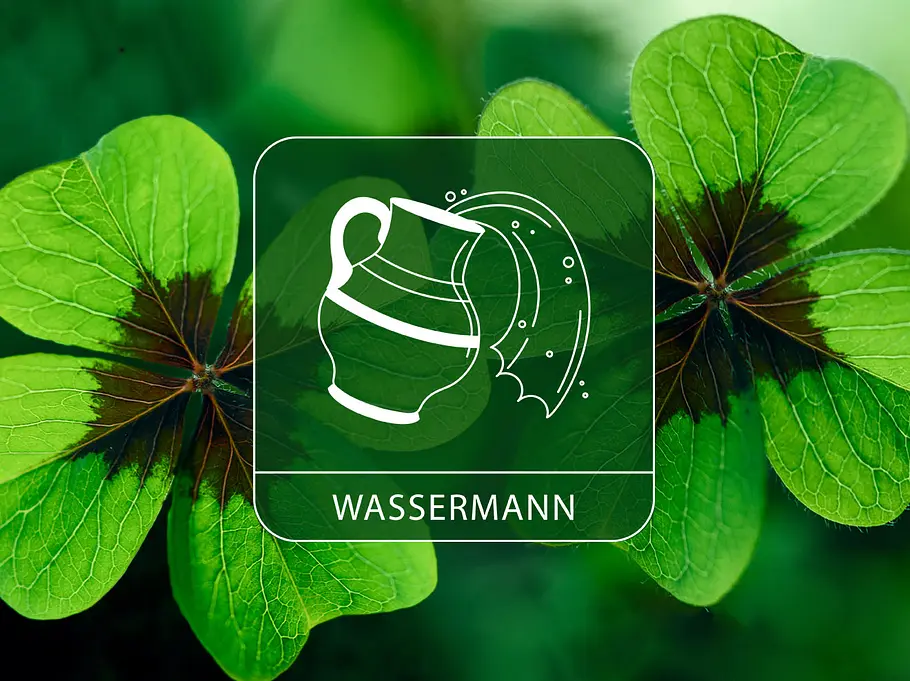 Sternzeichen Wassermann vor grünem Glücksklee