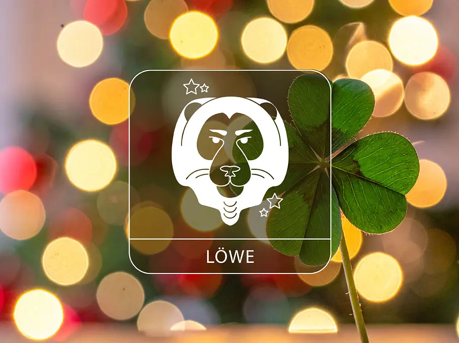 Sternzeichen Löwe mit einem Glücksklee vor einem weihnachtlichen Hintergrund