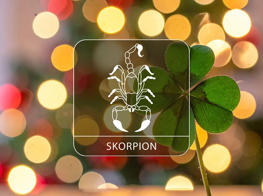 Sternzeichen Skorpion mit einem Glücksklee vor einem weihnachtlichen Hintergrund
