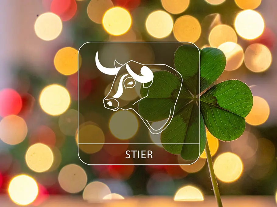 Sternzeichen Stier mit einem Glücksklee vor einem weihnachtlichen Hintergrund