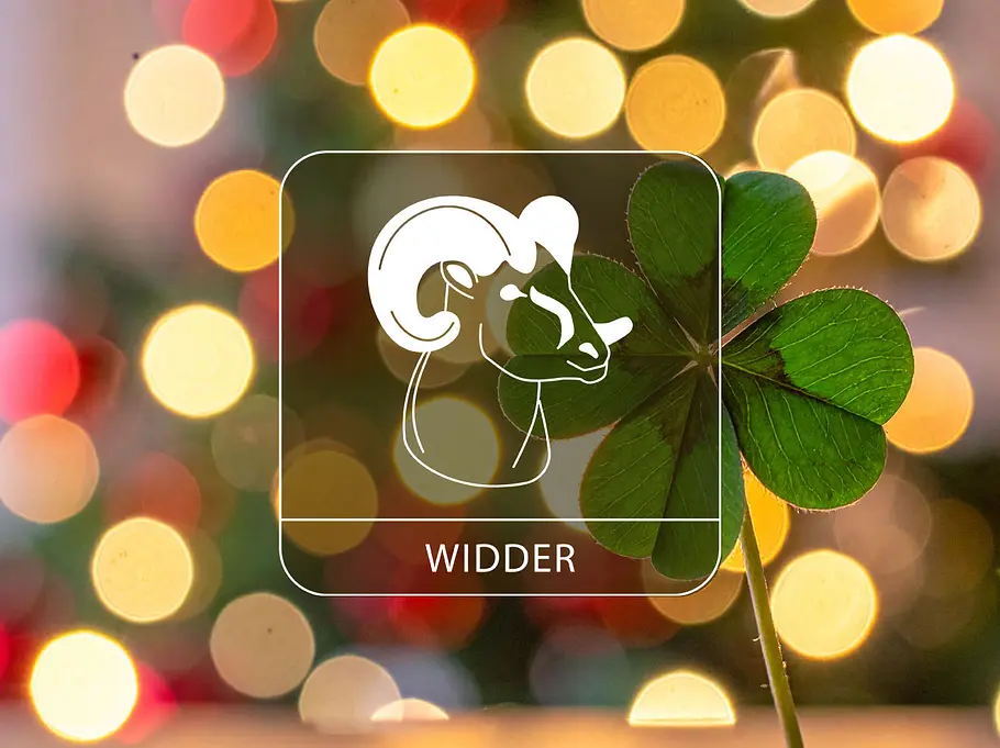 Sternzeichen Widder mit einem Glücksklee vor einem weihnachtlichen Hintergrund