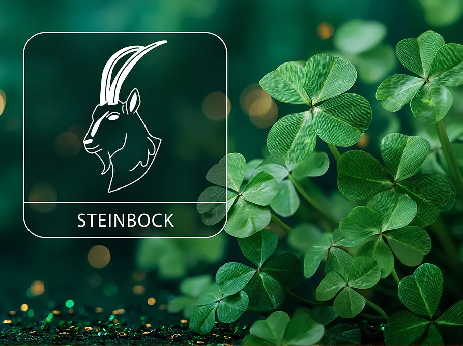 Sternzeichen Steinbock neben einem Strauch aus Glücksklee