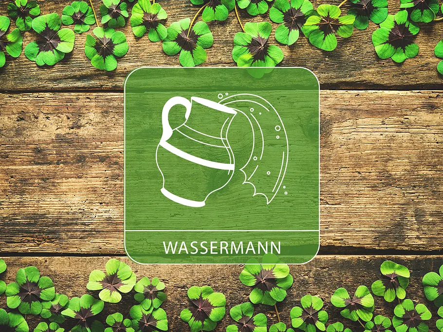 Sternzeichen Wassermann vor einem Holz-Hintergrund mit Glücksklee