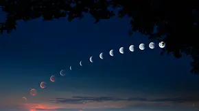 Die unterschiedlichen Mondphasen an einem nächtlichen Himmel - Foto: iStock/SusanneSchulz Die unterschiedlichen Mondphasen an einem nächtlichen Himmel - Foto: iStock/SusanneSchulz