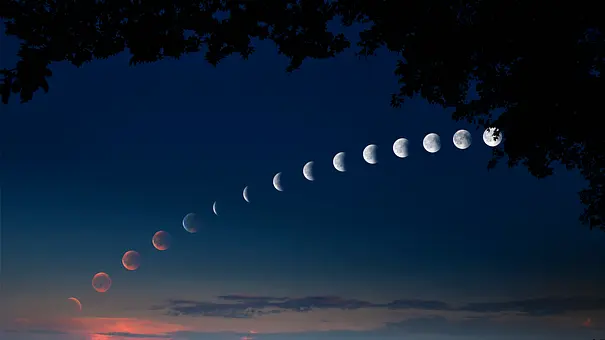Die unterschiedlichen Mondphasen an einem nächtlichen Himmel - Foto: iStock/SusanneSchulz Die unterschiedlichen Mondphasen an einem nächtlichen Himmel - Foto: iStock/SusanneSchulz