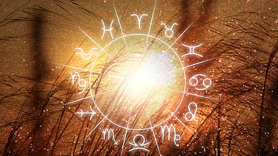 Ein Astrologie-Kreis vor einem herbstlichen Hintergrund - Foto: New Africa / AdobeStock