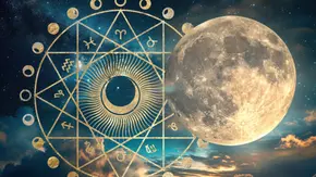 Ein magischer Vollmond umgeben von Sternen und Wolken neben einem goldenen Sternzeichenkreis - Foto: Collage mit AdobeStock (Anna & chikovnaya) und Astrowoche.de Ein magischer Vollmond umgeben von Sternen und Wolken neben einem goldenen Sternzeichenkreis - Foto: Collage mit AdobeStock (Anna & chikovnaya) und Astrowoche.de